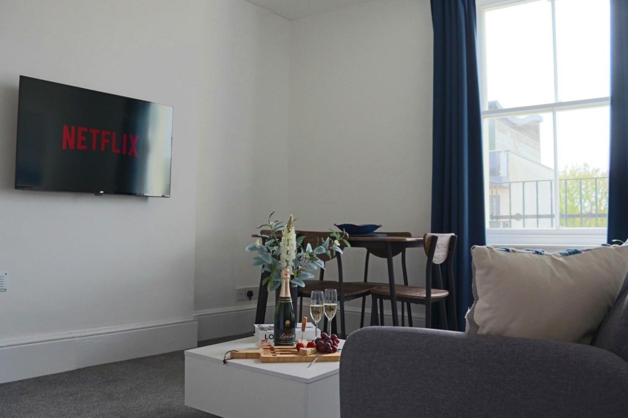 Brand New Modern Apartments Steps From Gloucester Quays Esterno foto